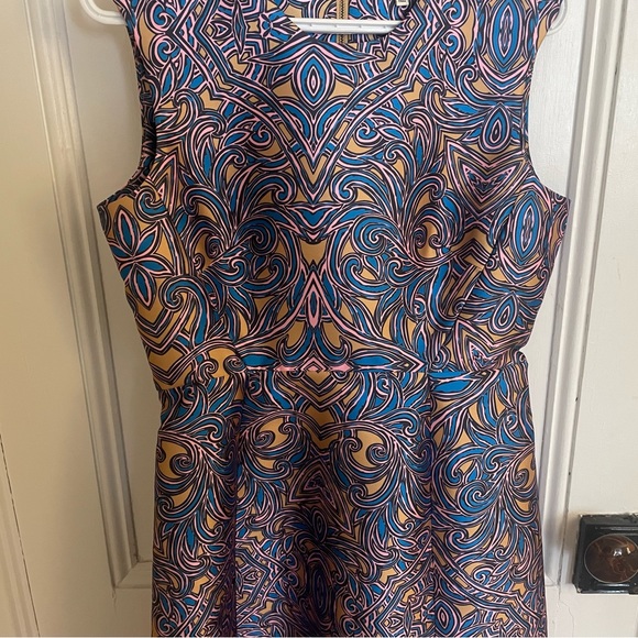 Unique shift dress. - Picture 3 of 7